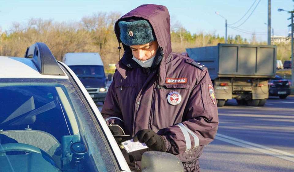 Массовые проверки водителей в Воронеже и области проводят в выходные госавтоинспекторы