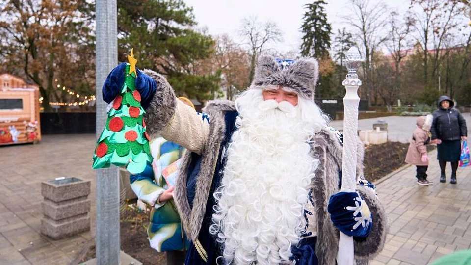 Дед Мороз Черноземья доставил новогодние подарки детям Донбасса