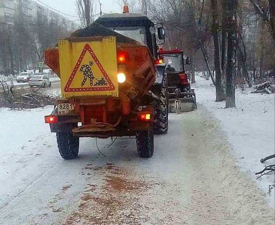 Основные магистрали Воронежа пескосмесью обрабатывали 146 единиц техники