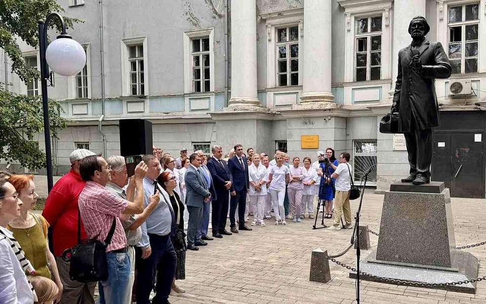 Памятник врачу Константину Федяевскому открыли в Воронеже