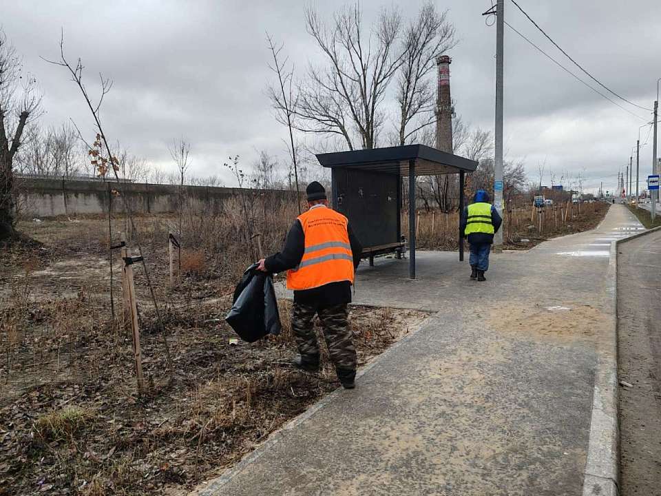 На территории Железнодорожного района регулярно выполняются работы по уборке случайного мусора