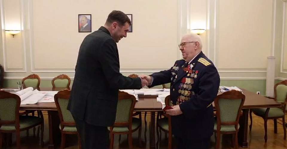 Ветерана боевых действий, чернобыльца с юбилеем поздравил мэр Воронежа Сергей Петрин