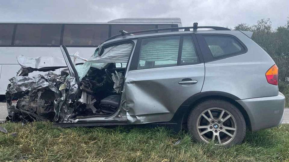 В Воронежской области мужчина на BMW X3 протаранил рейсовый автобус