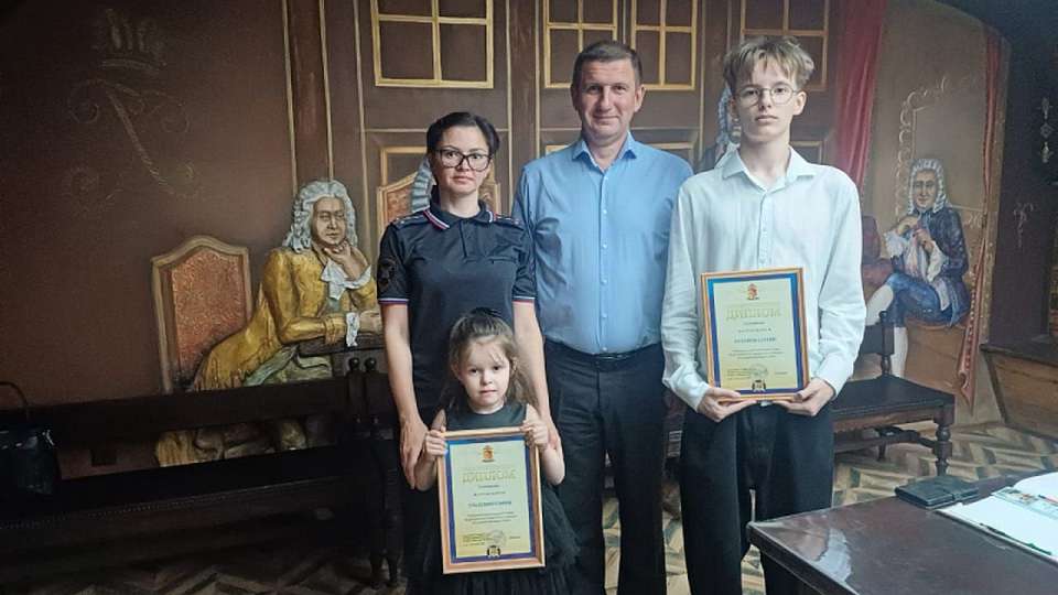 В Воронеже представители общественного совета при региональном главке наградили победителей творческого конкурса «Полицейский Дядя Степа»