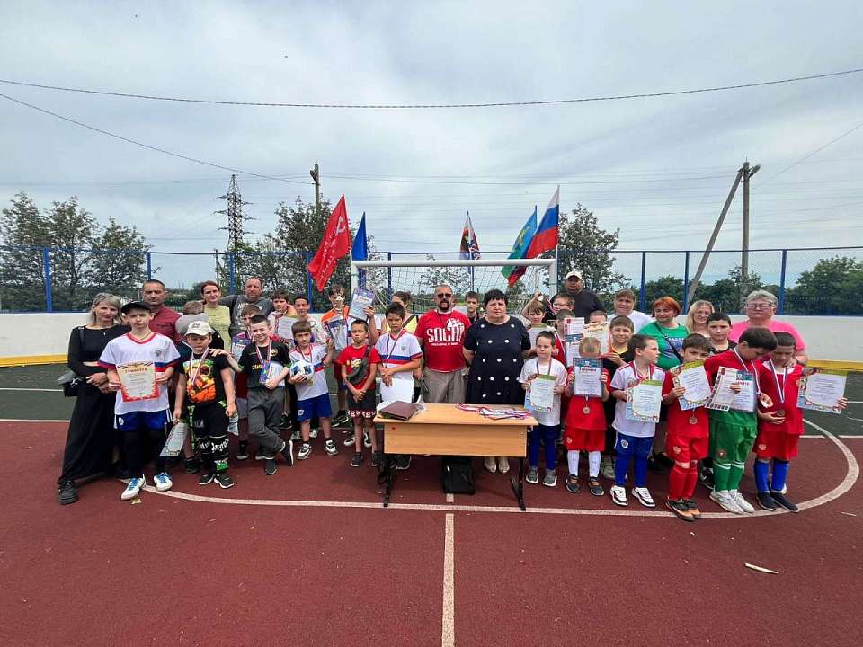 Торжественное завершение футбольного турнира «Победа» объединило юных спортсменов, их родителей и педагогов