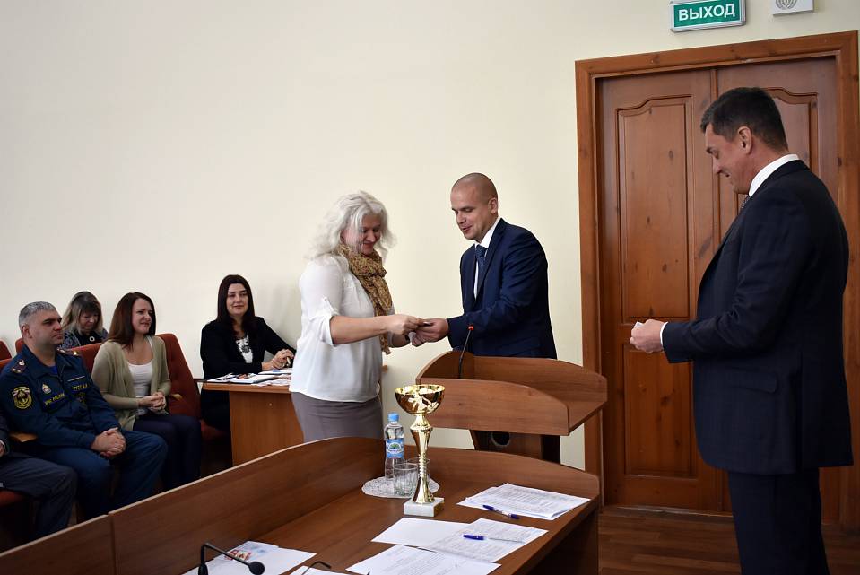 Сотрудникам управы Ленинского района вручили спортивные знаки отличия