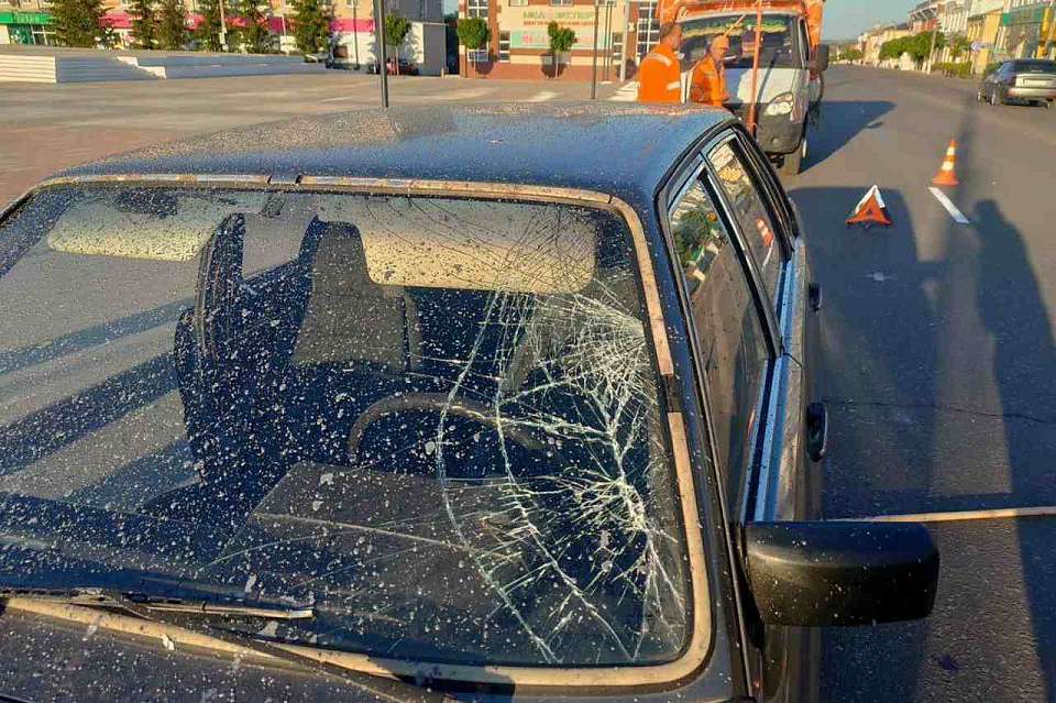 Дорожного работника сбил 18-летний водитель на «Ауди» в Воронежской области