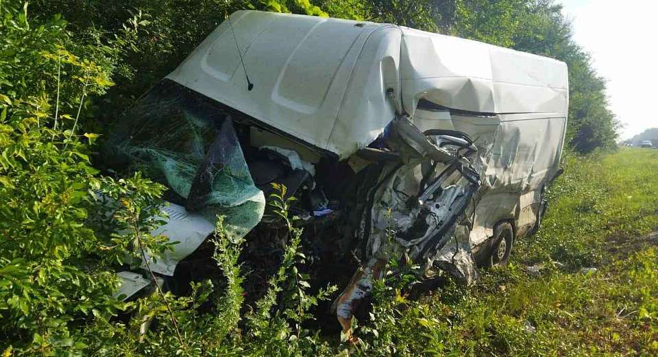Пострадали 3 человека в лобовом столкновении двух иномарок на воронежской трассе