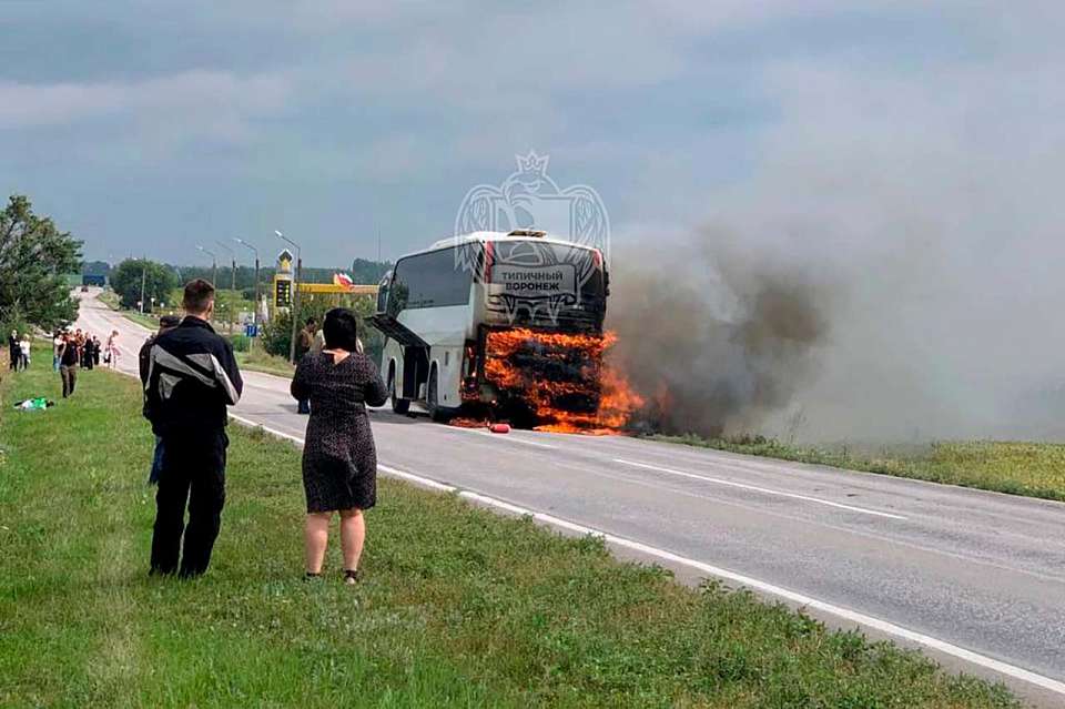 На трассе М-4 под Воронежем вспыхнул рейсовый автобус
