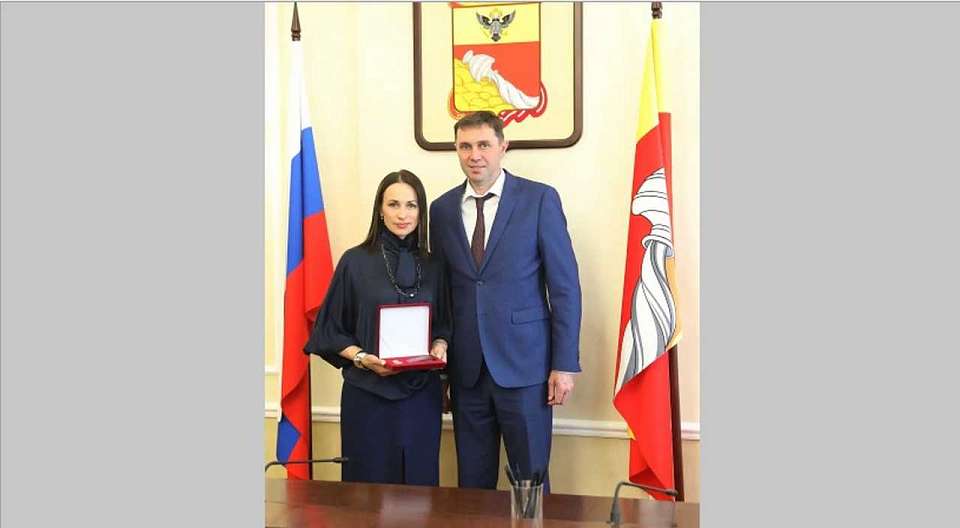 Мэр Воронежа Сергей Петрин поздравил с юбилеем своего заместителя Людмилу Бородину