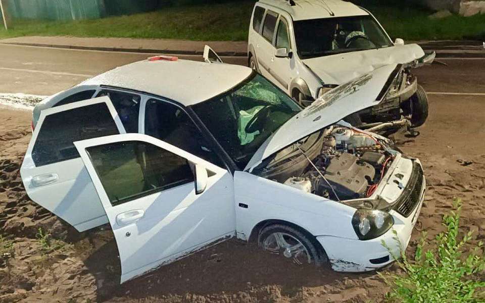 В лобовом ДТП двух «Лад» пострадали 4 человека в Воронеже