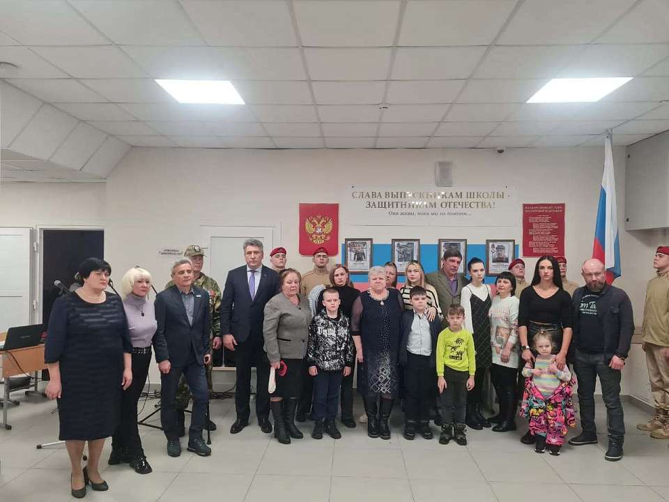 Имена 4 выпускников воронежской школы №46, погибших на СВО, увековечили на стене Памяти 