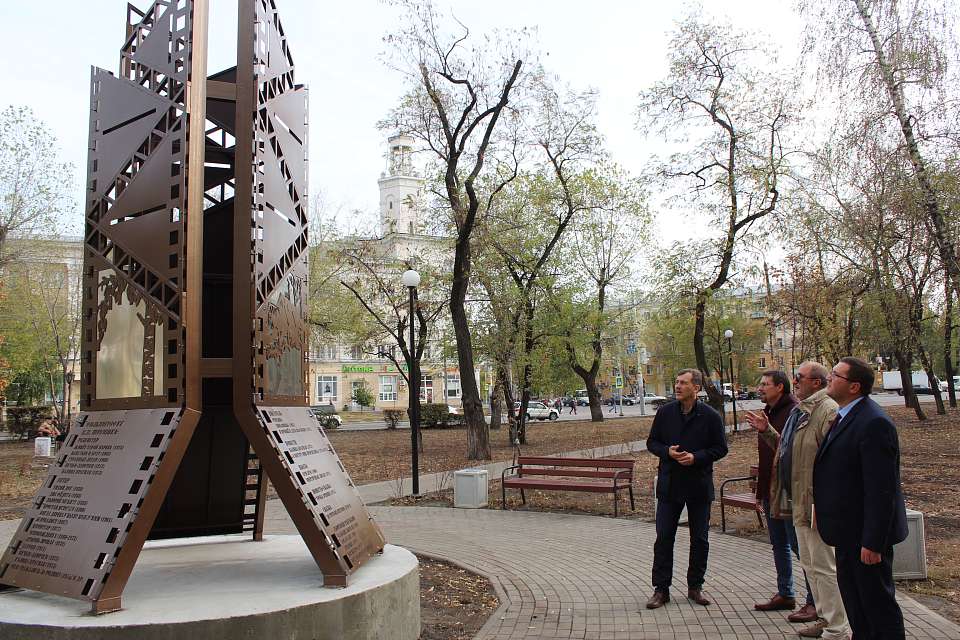      В Левобережном районе установили памятный знак Василию Шукшину