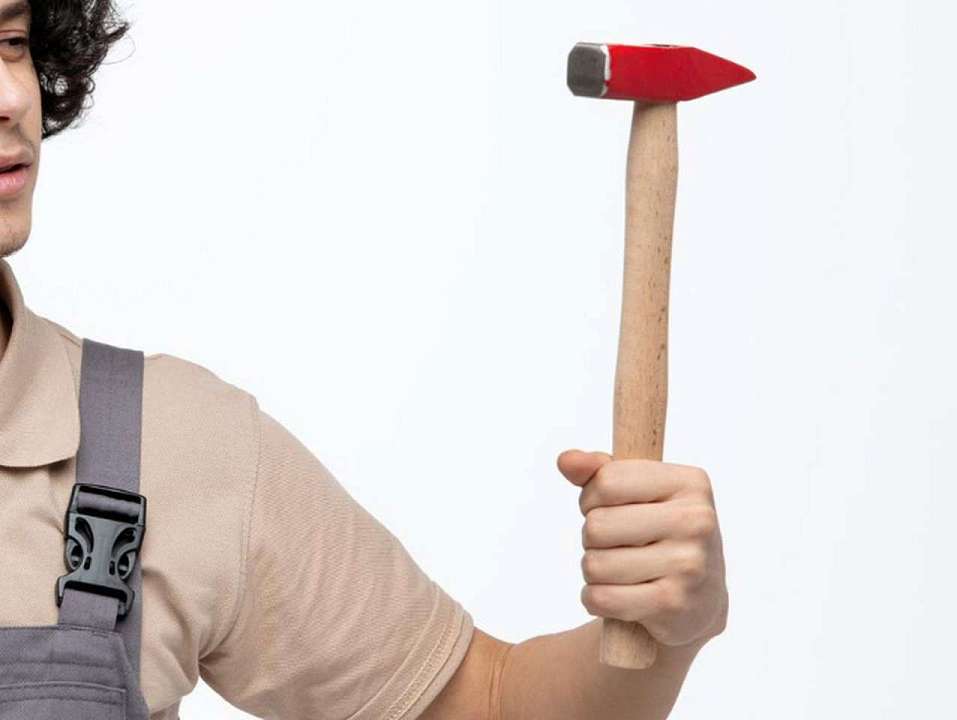 Подросток с молотком ворвался в школу в Воронежской области