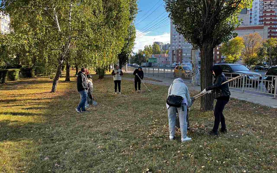В Советском районе продолжается уборка территорий перед наступлением зимнего сезона