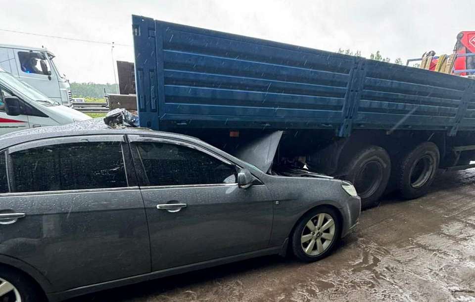 Иномарка въехала под кузов фуры на подъезде к Воронежу