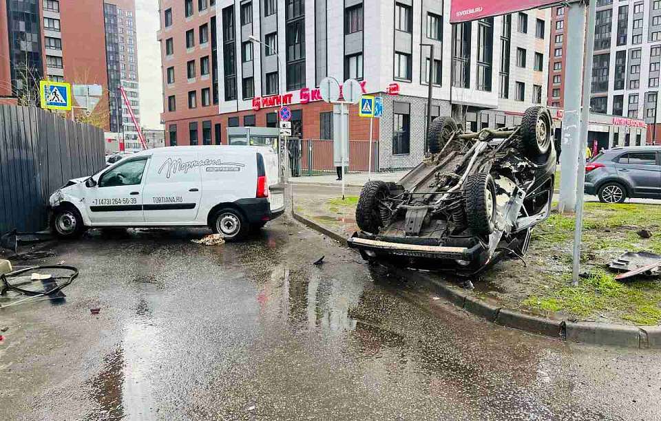 Автомобиль ВАЗ опрокинулся в Воронеже после лобового столкновения
