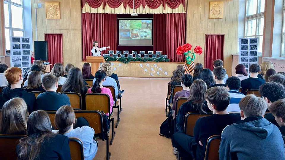 В Ленинском районе студенты делятся опытом со школьниками