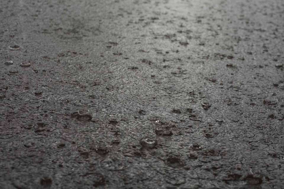 Из-за дождя отменили мероприятия в трех городских парках