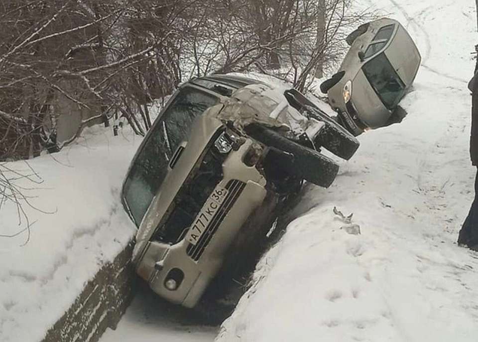 В водоотводный канал в Воронеже провалилось такси «Яндекс.Go»
