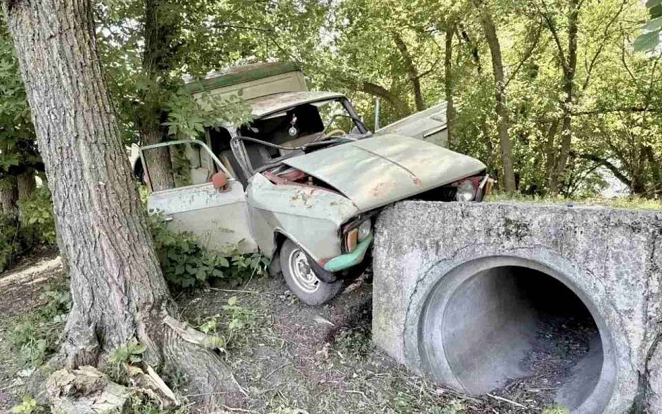 Три человека пострадали в ДТП автомобиля ИЖ с бетонной трубой в воронежском поселке