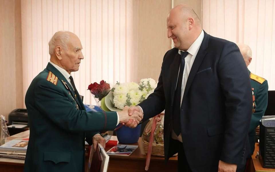 Руководитель управы Центрального района Игорь Галкин поздравил Николая Николаевича Борисова со 101-м днем рождения