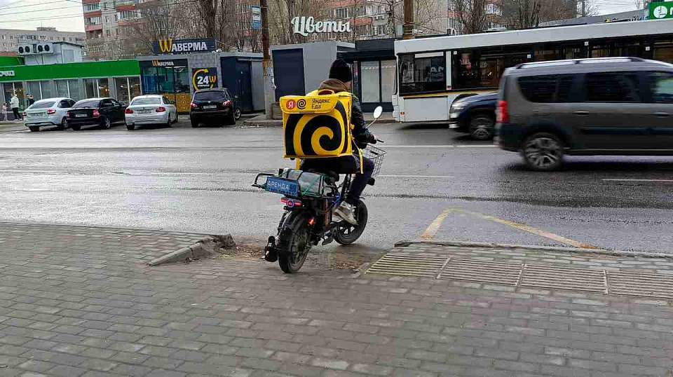В Воронеже задержали мужчину за нанесение серьёзных травм курьеру