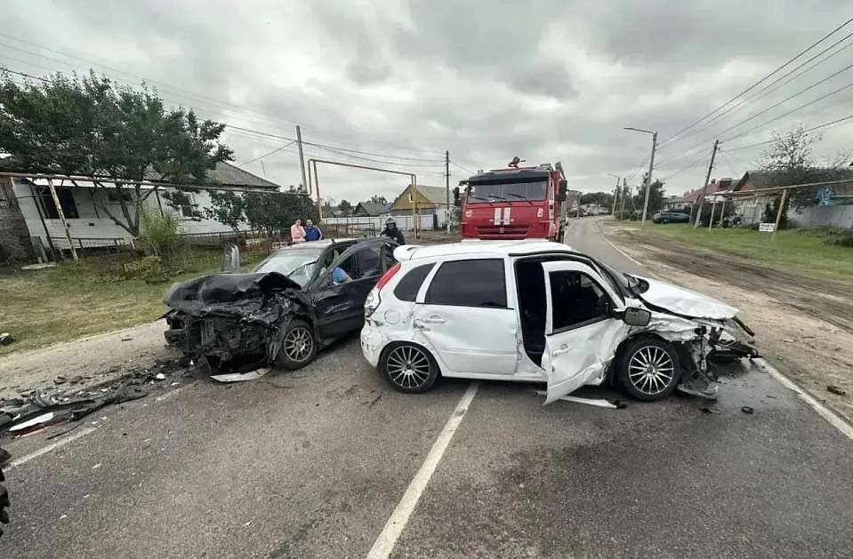 В воронежском Малышево столкнулись два автомобиля: от сильного удара машины смяло
