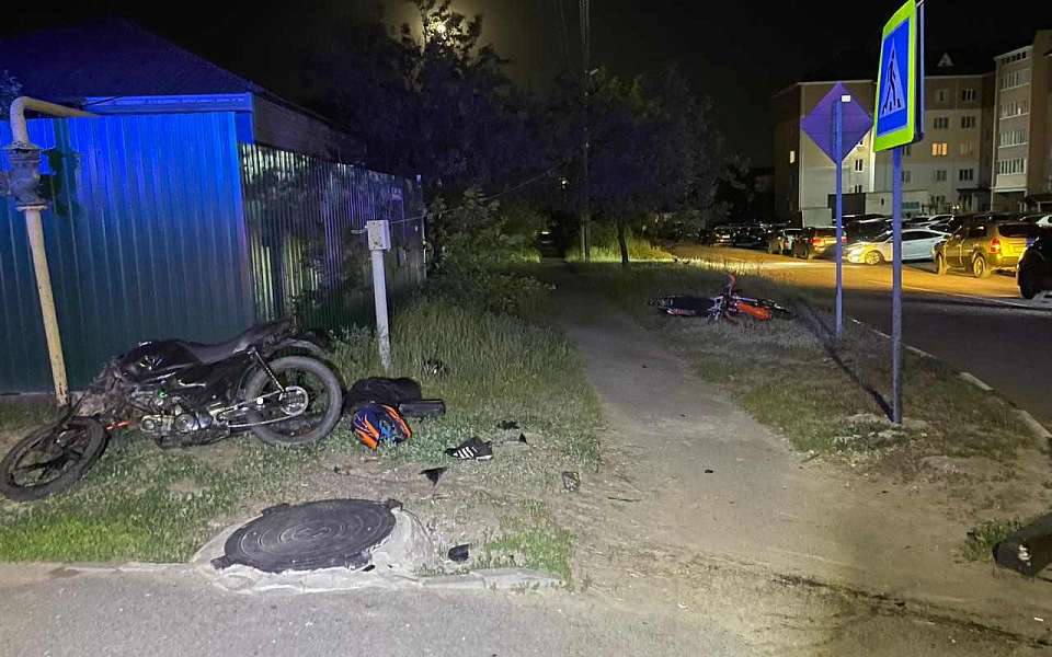 Два подростка на мопедах столкнулись на перекрестке под Воронежем 