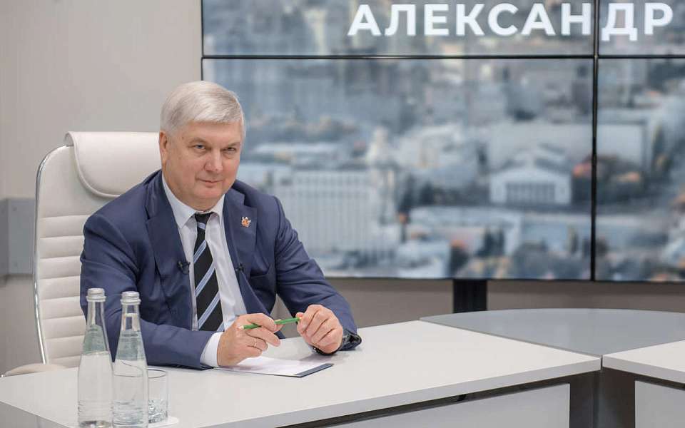 Мэр Воронежа Сергей Петрин поздравил губернатора Александра Гусева с днём рождения