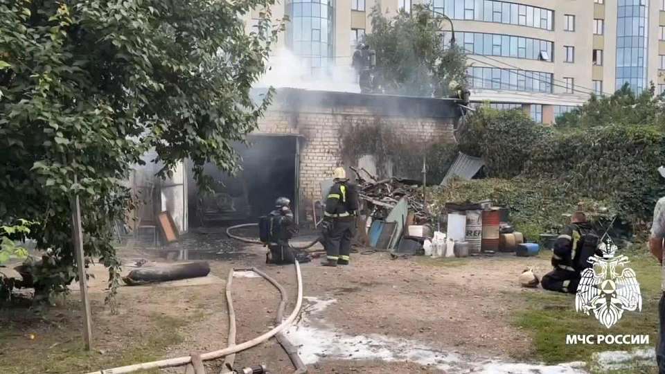 Гараж загорелся в самом центре Воронежа