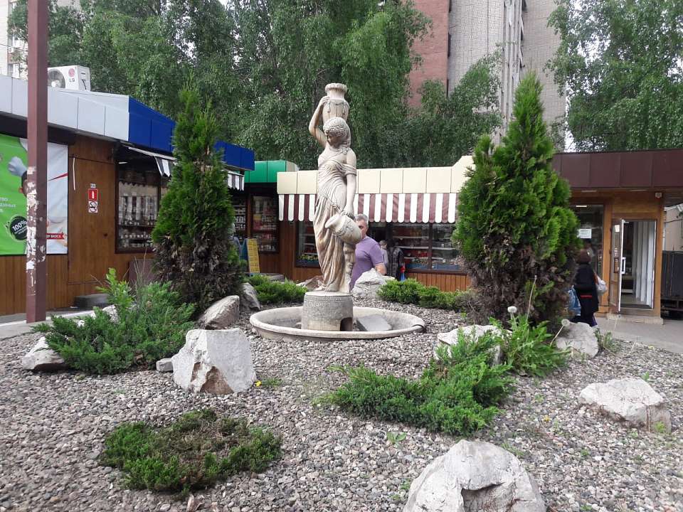 В Коминтерновском районе предприятия потребительского                         рынка благоустраивают прилегающие территории