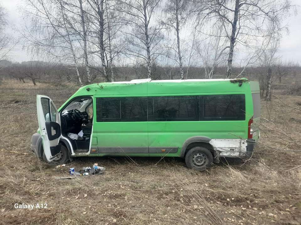 Водитель фургона пострадал в лобовом ДТП с Renault Logan под Воронежем