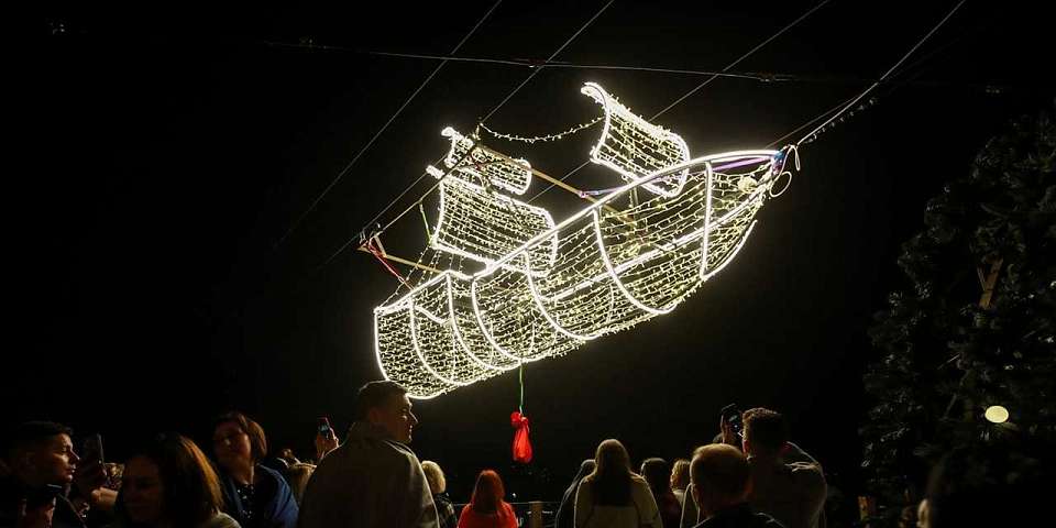 Летающий над Воронежским водохранилищем светящийся корабль будет совершать два рейса