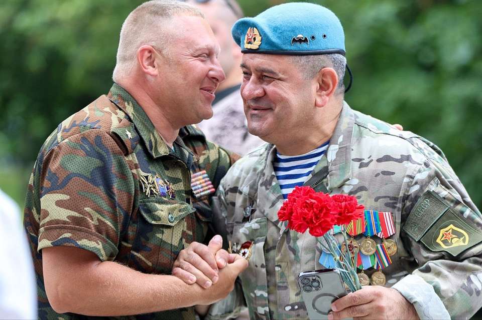 В Воронеже прошла торжественная церемония возложения венков и цветов ко Дню ВДВ