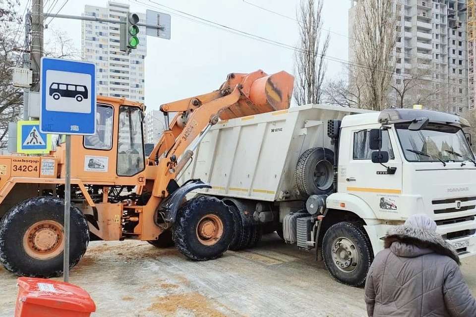 Почти 200 тонн песко-соляной смеси высыпано на улицы района за сутки