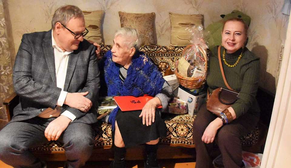 100-летний юбилей отметила жительница Железнодорожного района Крутских Александра Михайловна