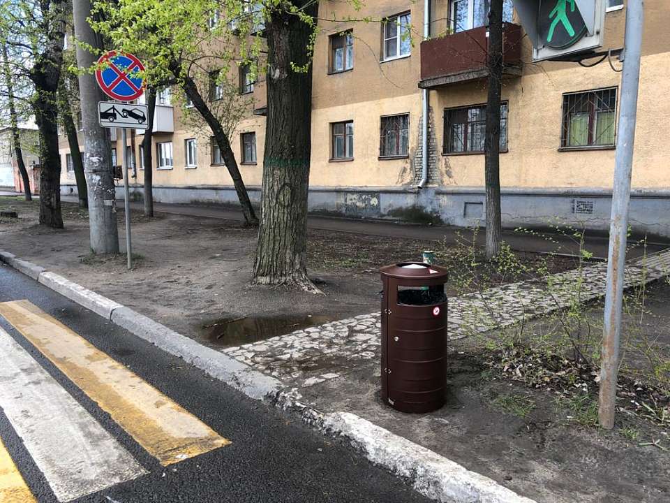                В Коминтерновском районе продолжается установка новых урн