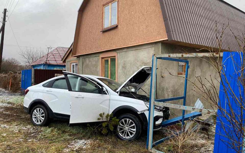 Врезавшаяся в забор автомобилистка погибла в воронежском селе