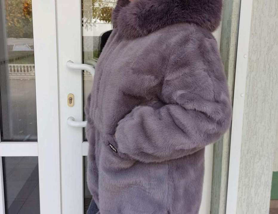 Двух 18-летних девушек поймали в Воронеже на краже дорогостоящих шуб