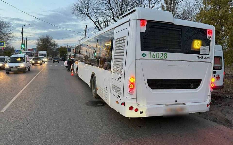 Пассажиры попали в больницу после ДТП маршрутного автобуса с легковушкой в Воронеже