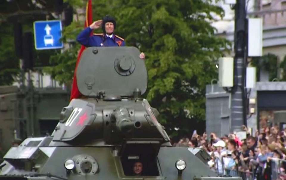 В Воронеже на параде Победы на танке Т-34 проехал столетний ветеран Борисов