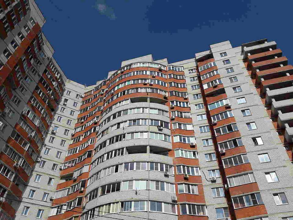 Труп мужчины после падения из окна обнаружили у дома в Воронеже