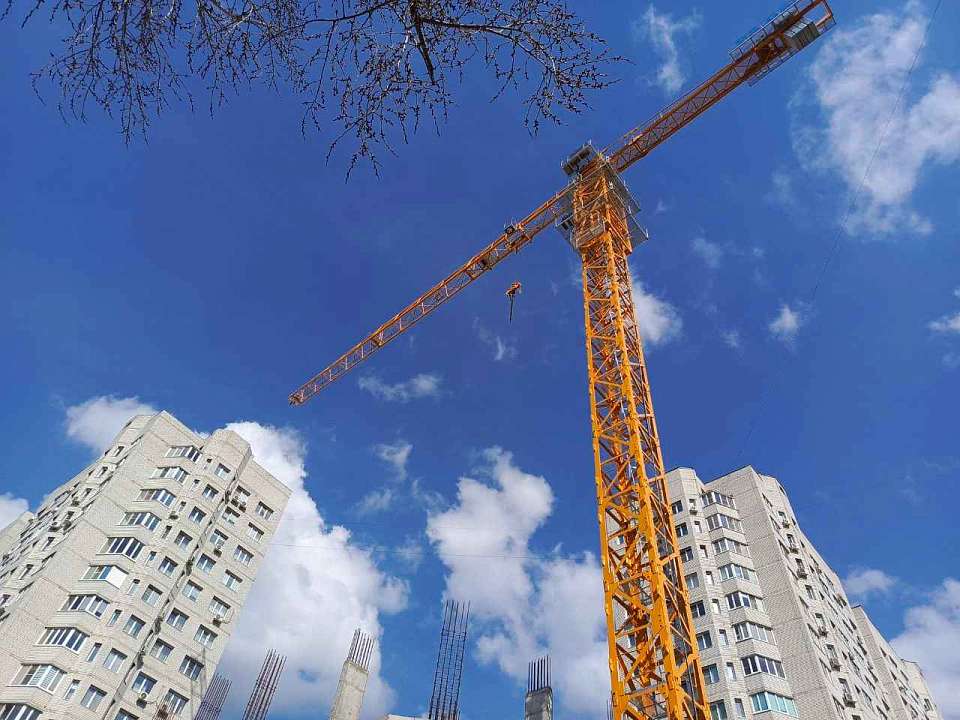 На воронежской стройке опечатали опасный башенный кран