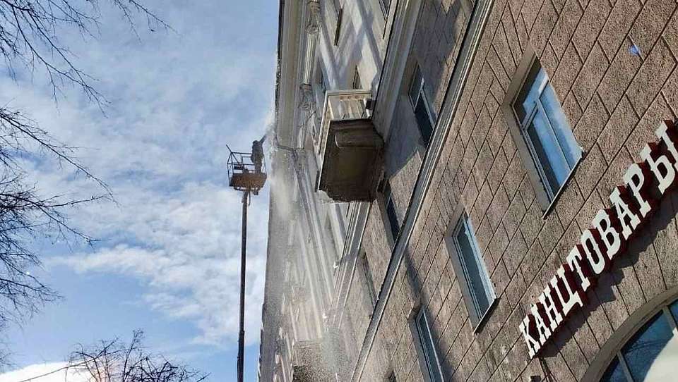 Продолжается уборка территорий Центрального района от снега