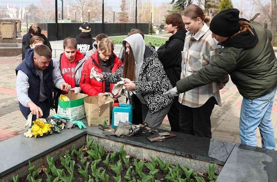 Волонтёры привели в порядок братскую могилу у «Музея-диорамы» в Воронеже