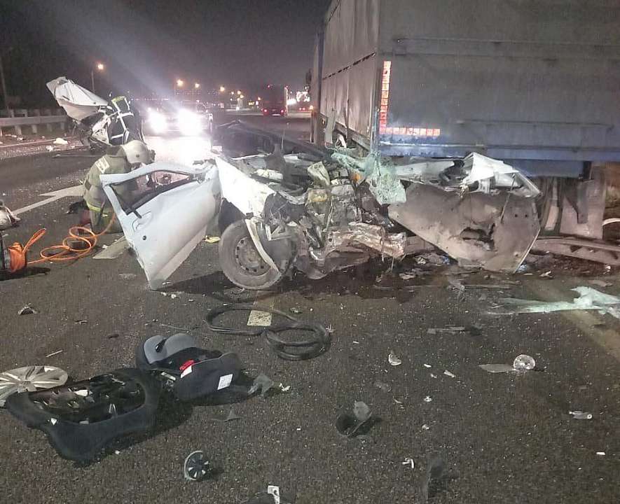 В жуткой аварии с КамАЗом под Воронежем погибли 2 взрослых и пострадали 2 детей (ФОТО)