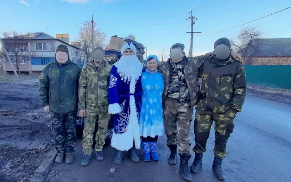 Дед Мороз и Снегурочка специального назначения из Воронежа в зону СВО доставили новогодние подарки 