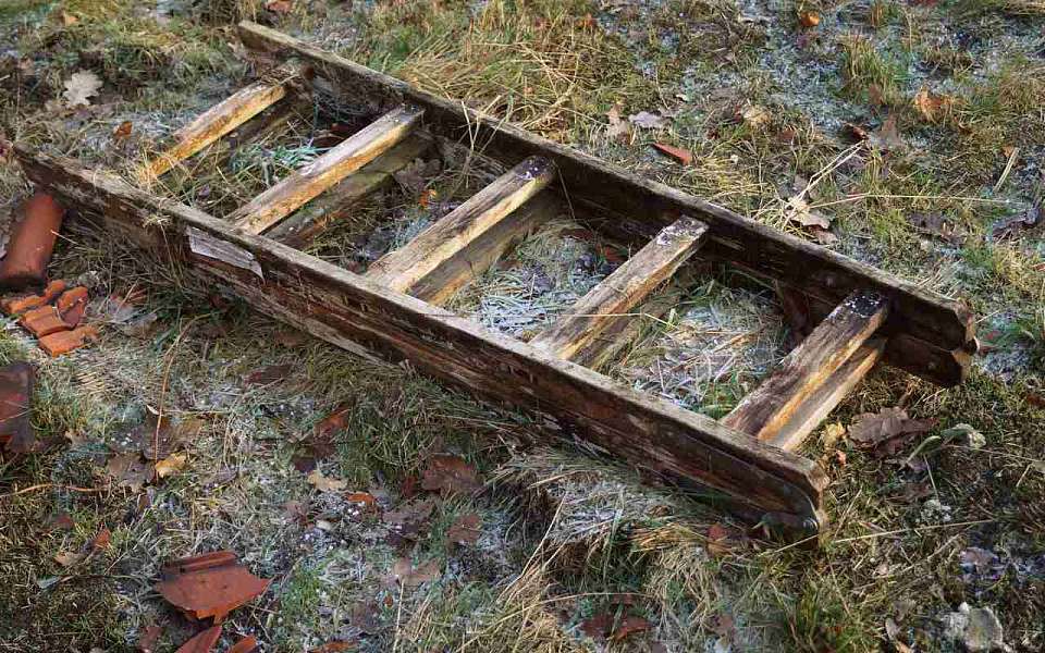 Упавший со стремянки кладовщик получил тяжелые травмы в Воронеже