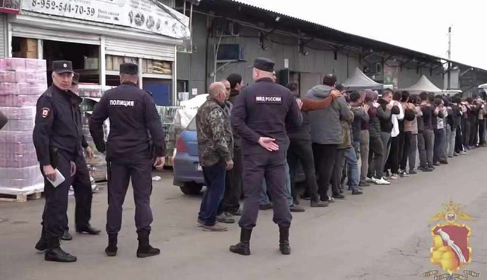 В Воронеже в результате проверки Алексеевского рынка выявили 42 мигранта-нарушителя